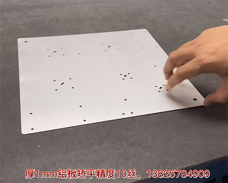 高精密的薄鋁板整平機(jī)怎么校平的，平整度10絲？</a>